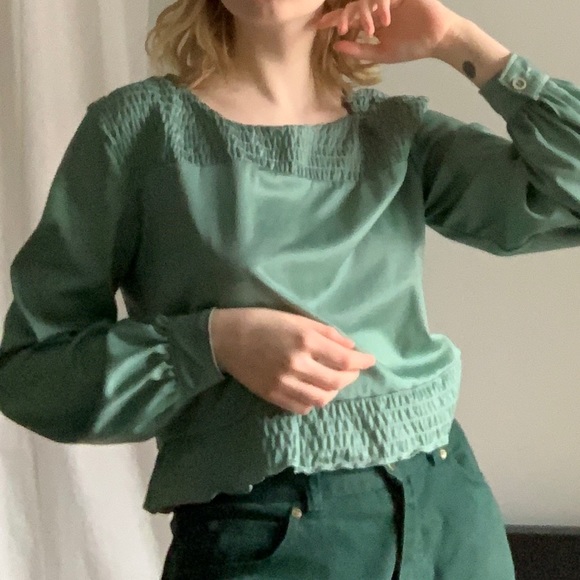 3/20$ ⭐️ Green shirt w/ smock and longsleeves - Picture 1 of 11